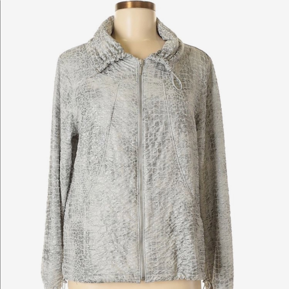 Cute Chico’s Zenergy silver jacket in excellent condition.